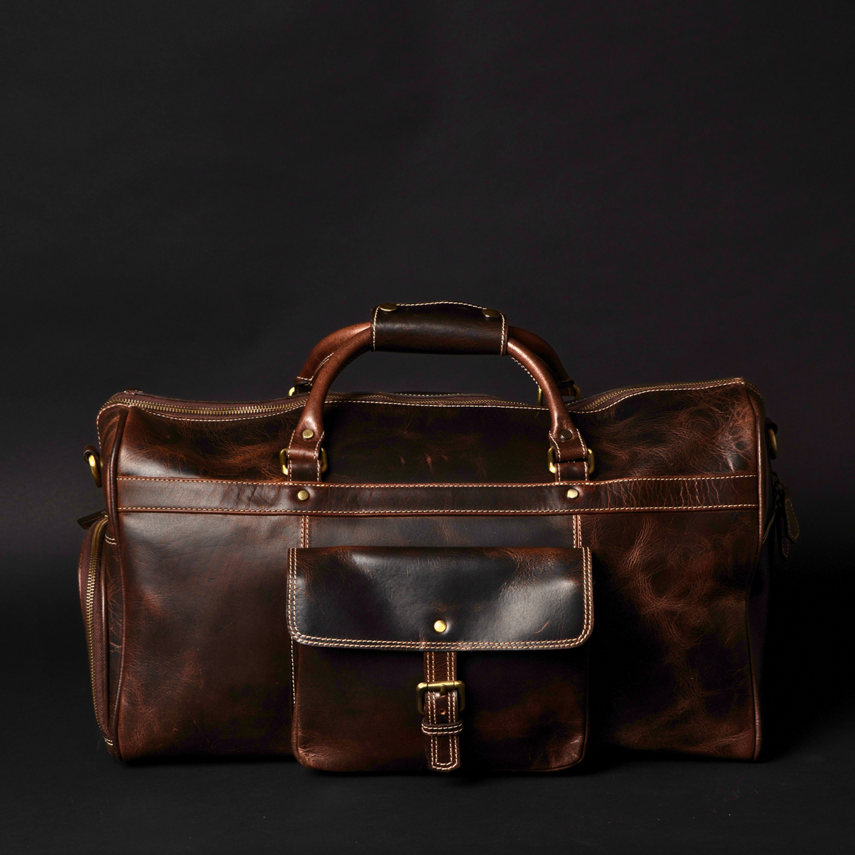 Le sac de voyage The Voyager Duffle en cuir pleine fleur vieilli marron