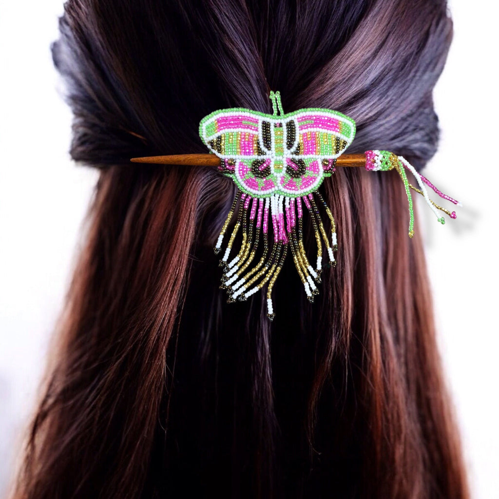 Barrette à perles papillon en bois rose et vert avec franges