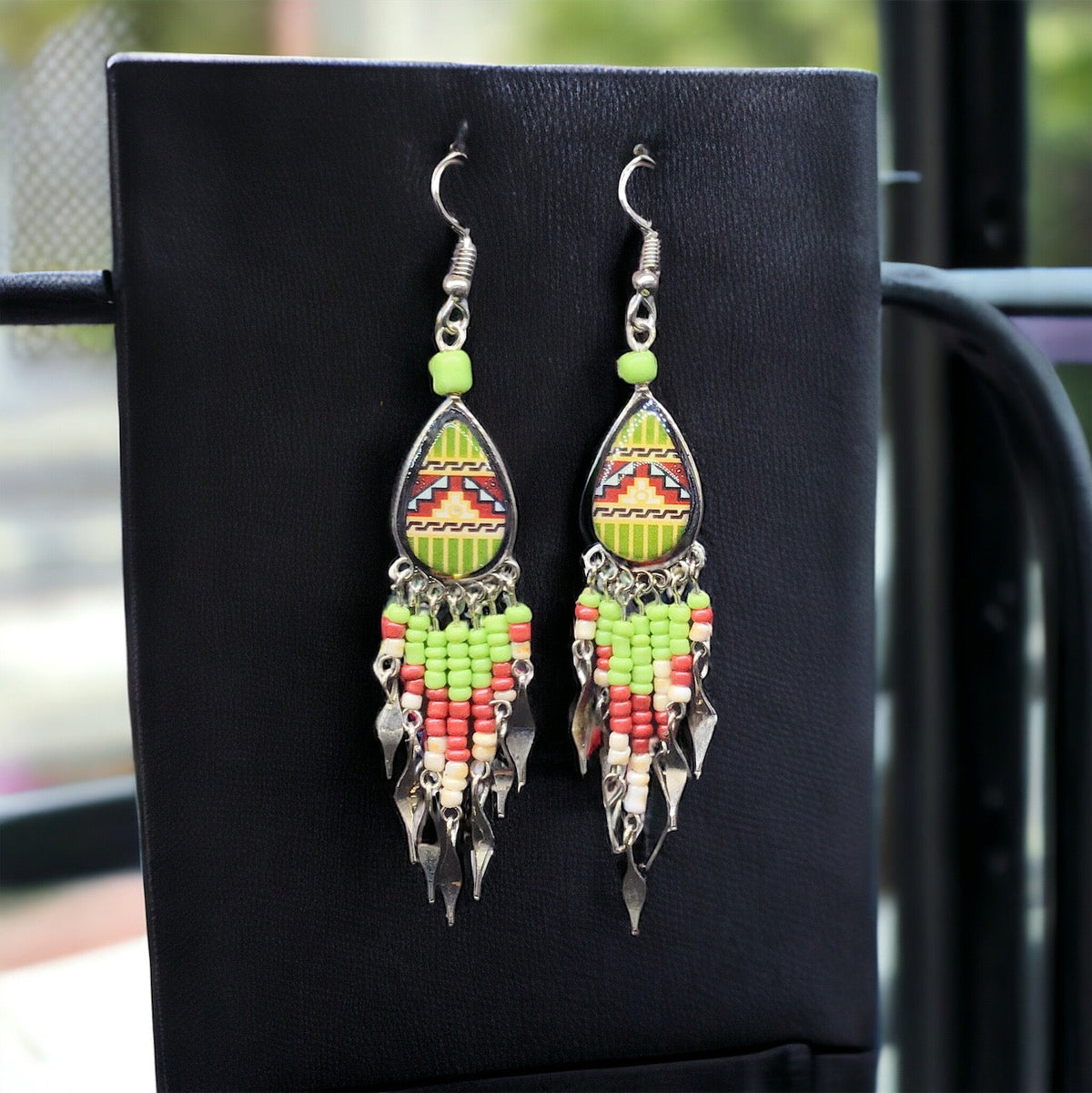 Boucles d'oreilles pendantes OldTribes™ de petite taille, larmées, vertes et rouges du sud-ouest