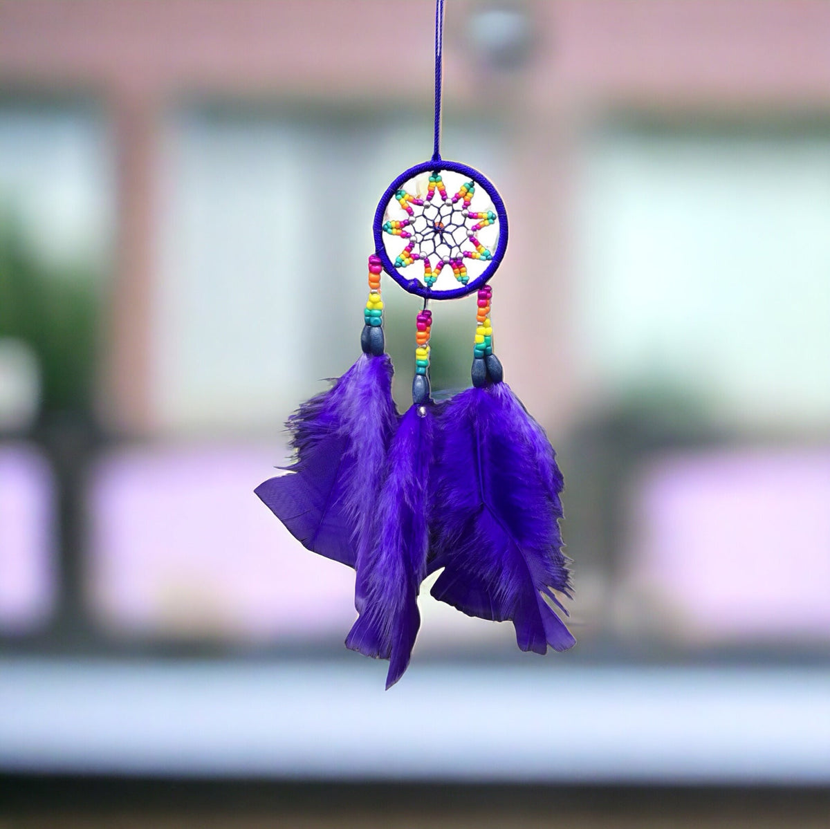 Petit attrape-rêves bleu fait main avec des plumes bleues