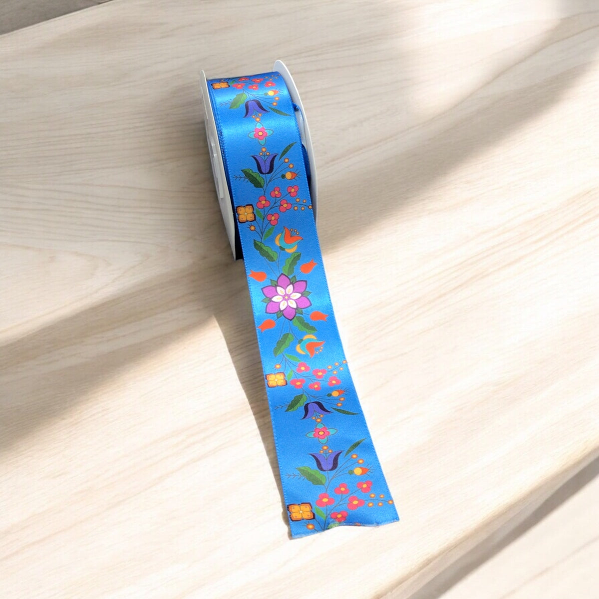 Rouleau de ruban floral double face bleu