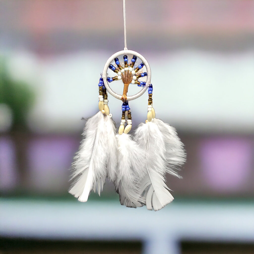 Petit attrape-rêves blanc fait main avec des plumes blanches