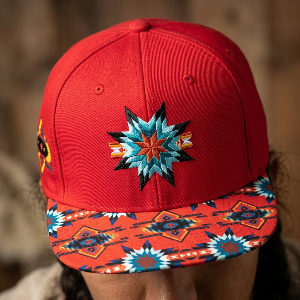 Chapeau brodé autochtone rouge