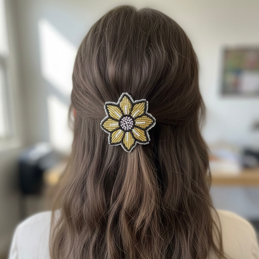 Barrette à fleurs perlée dorée