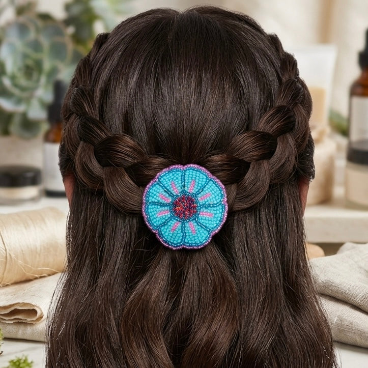 Barrette à fleurs perlée bleue