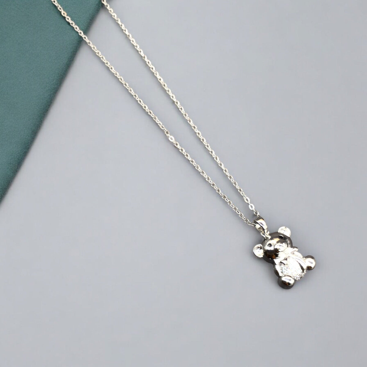 Colliers pendentifs en acier inoxydable avec petit ours et longue chaîne