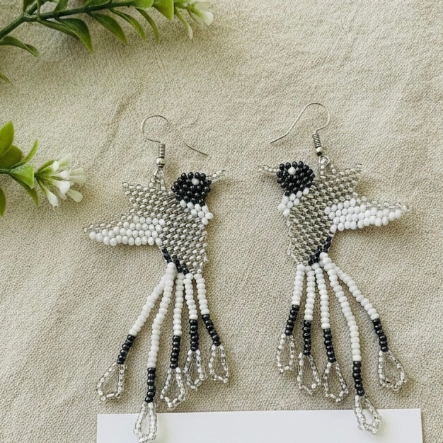 Boucles d'oreilles colibri perlées faites à la main