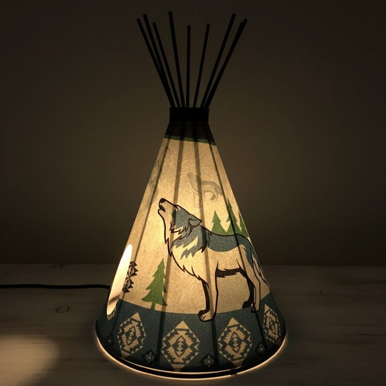 Lampe de table tipi – Loup solitaire hurlant