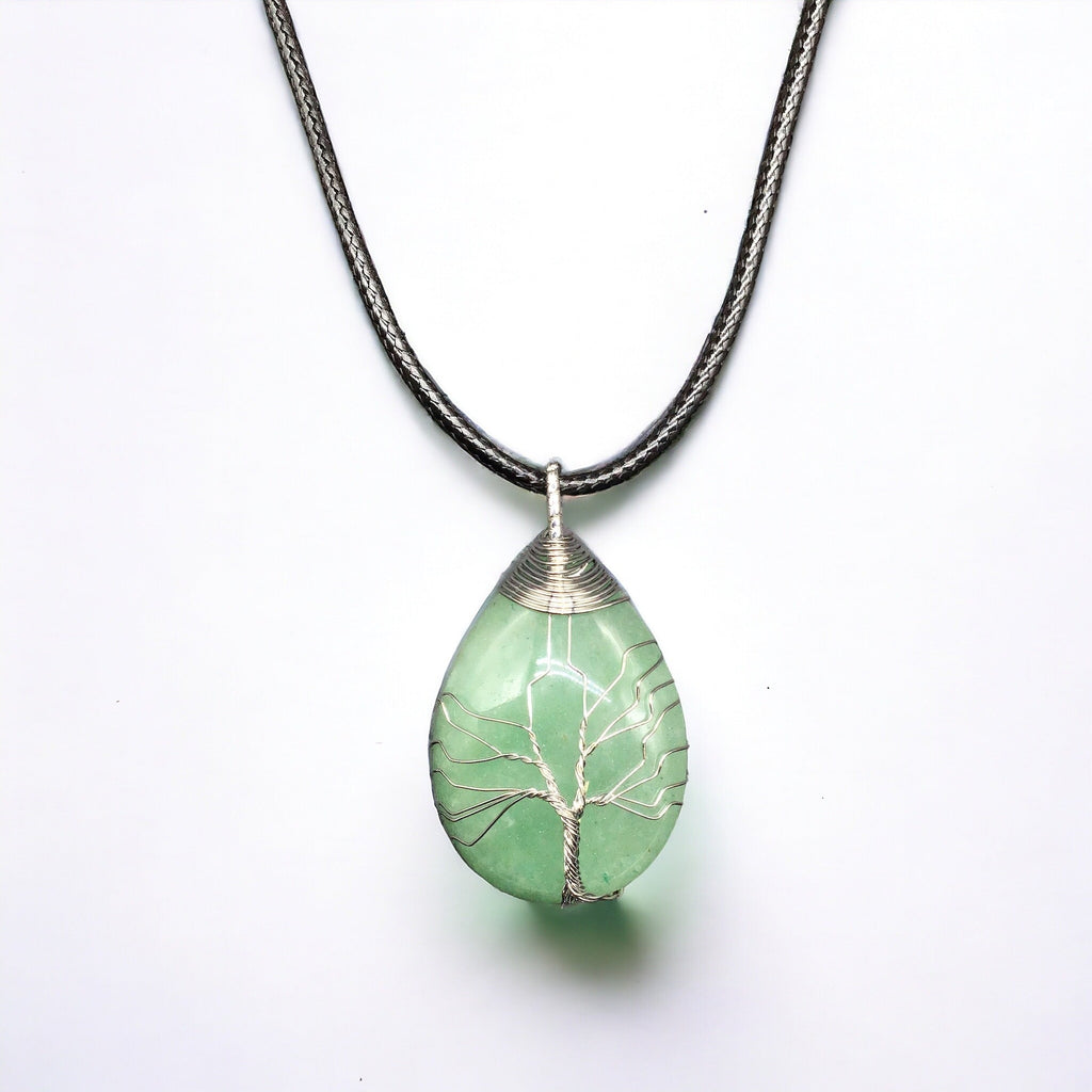 Pendentif en pierre verte enveloppé d'un arbre de vie en argent