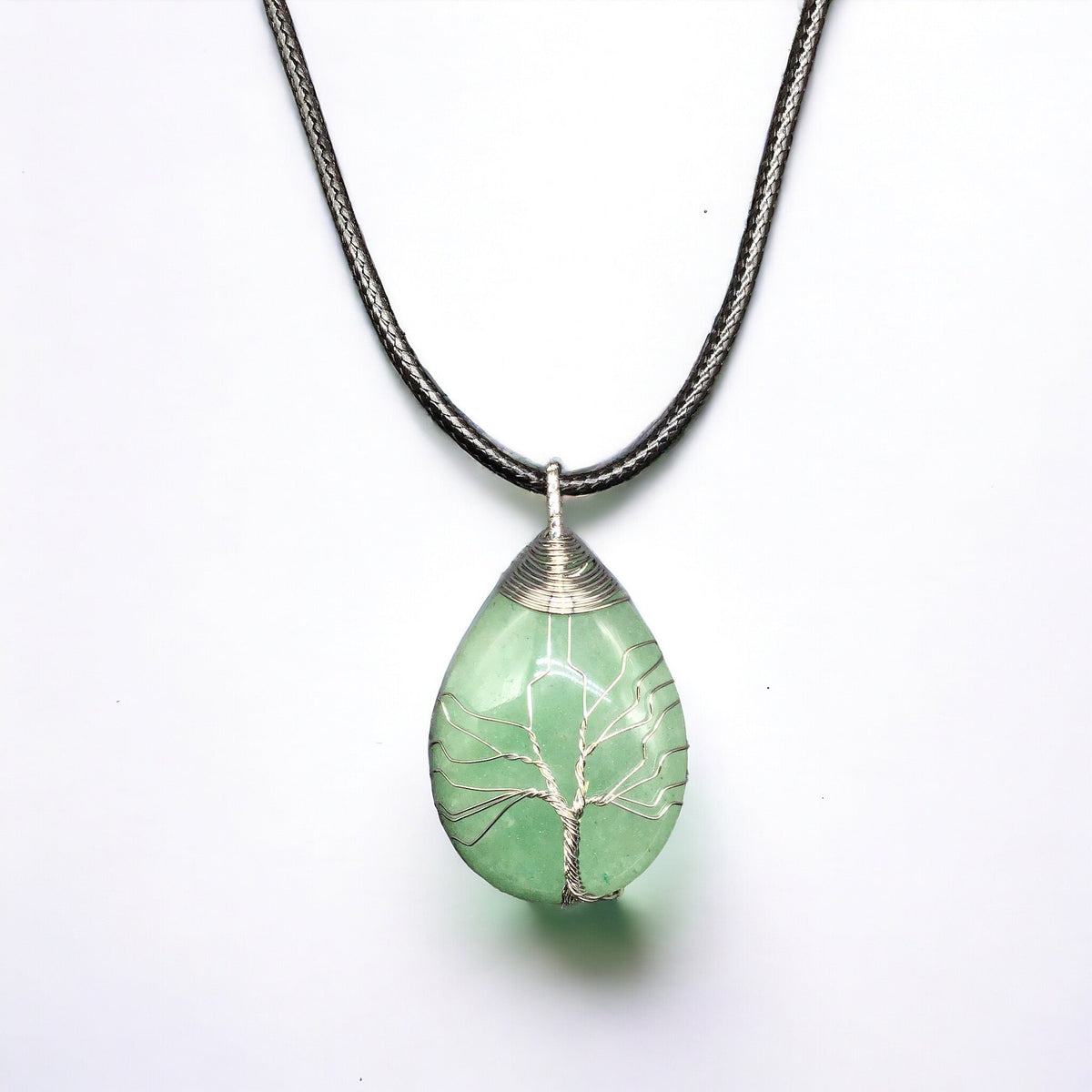 Pendentif en pierre verte enveloppé d'un arbre de vie en argent