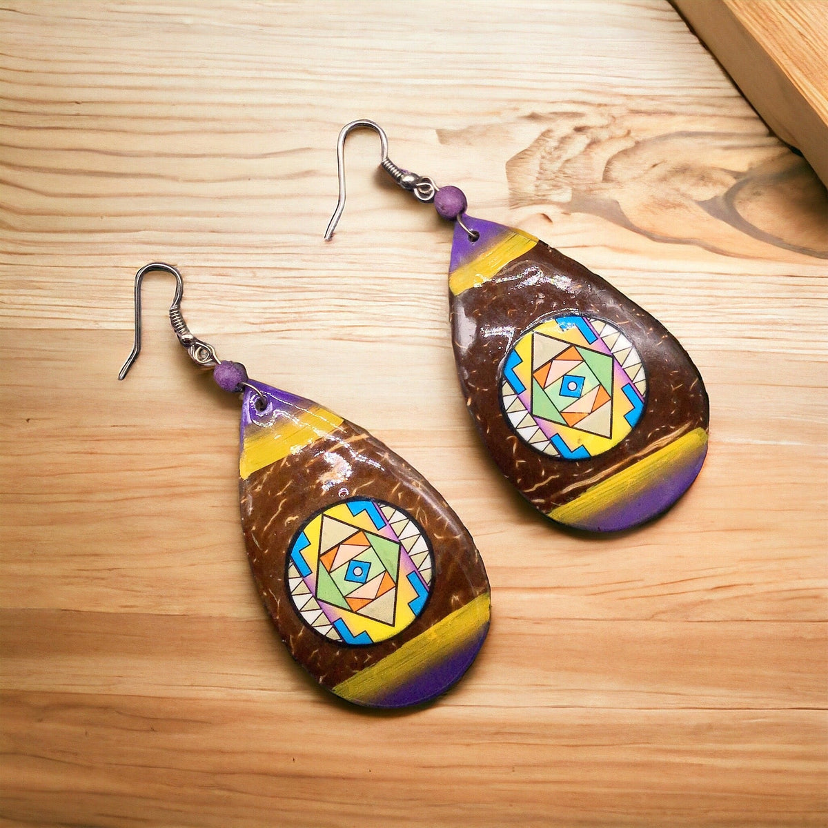 Boucles d'oreilles rondes peintes en jaune et violet OLDTRIBES™ en bois