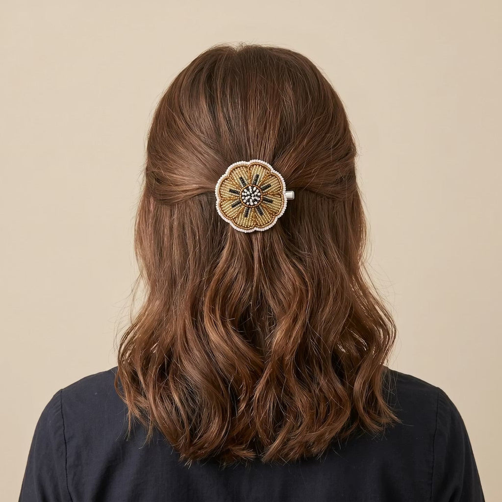 Barrette fleur perlée dorée