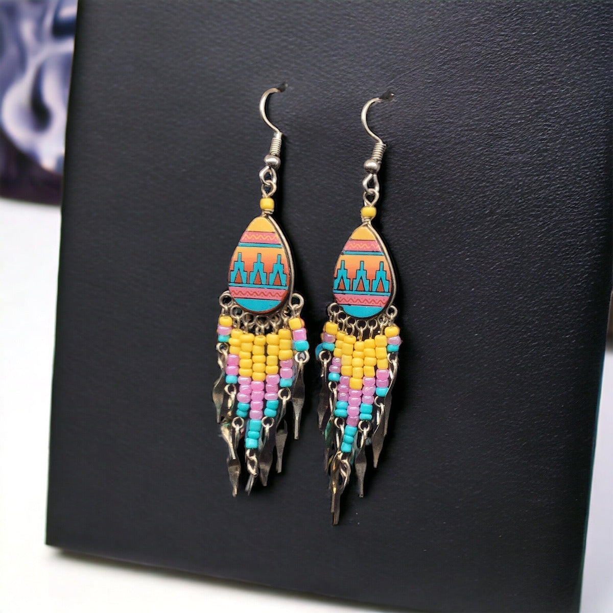 Boucles d'oreilles larmées petites de couleur jaune et turquoise OldTribes™ de style sud-ouest