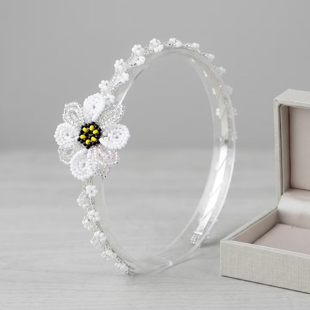 Serre-tête perlé avec fleur blanche