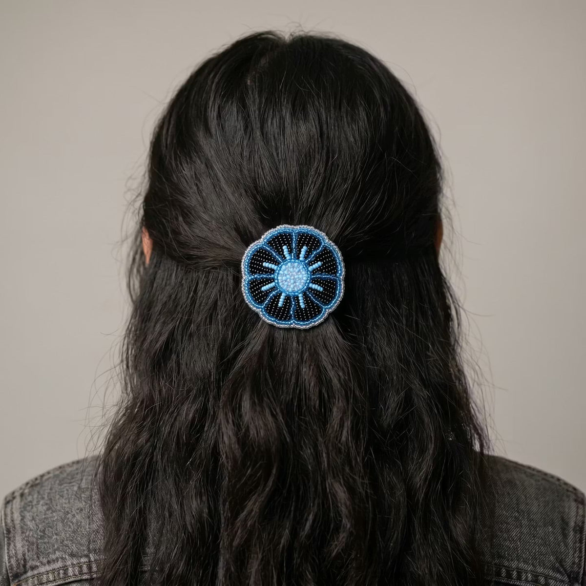 Barrette à fleurs perlée bleue