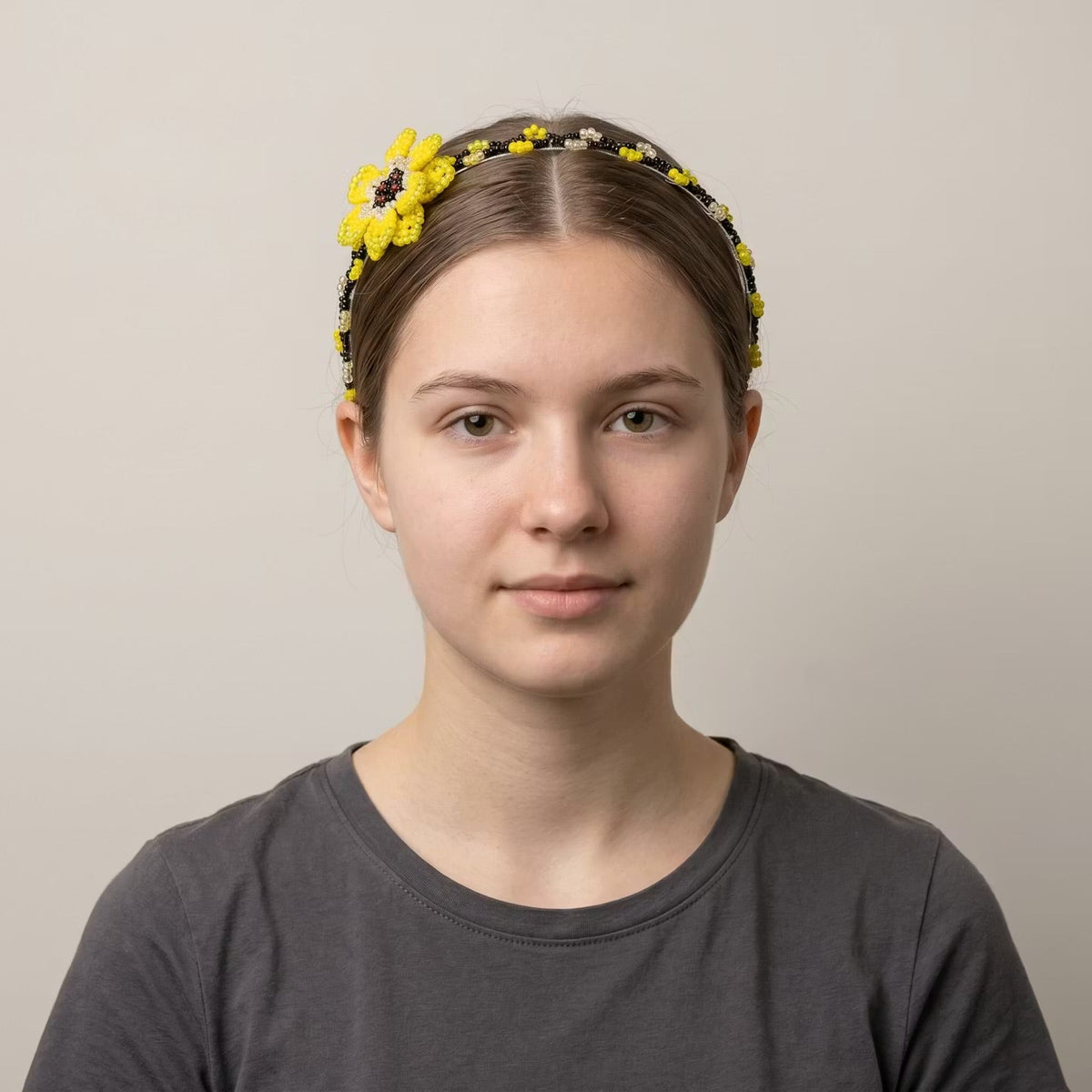 Serre-tête perlé avec fleur jaune