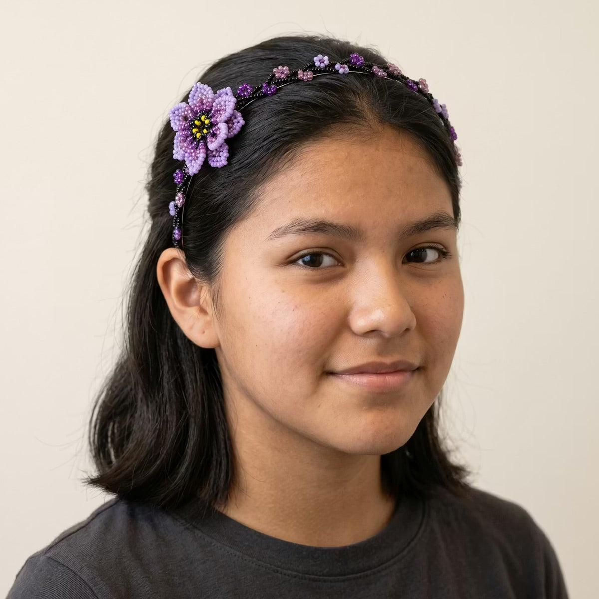 Bandeau perlé avec fleur violette