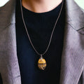 Pendentif en pierres précieuses Œil de tigre doré jaune, enveloppé d'un arbre de vie en argent