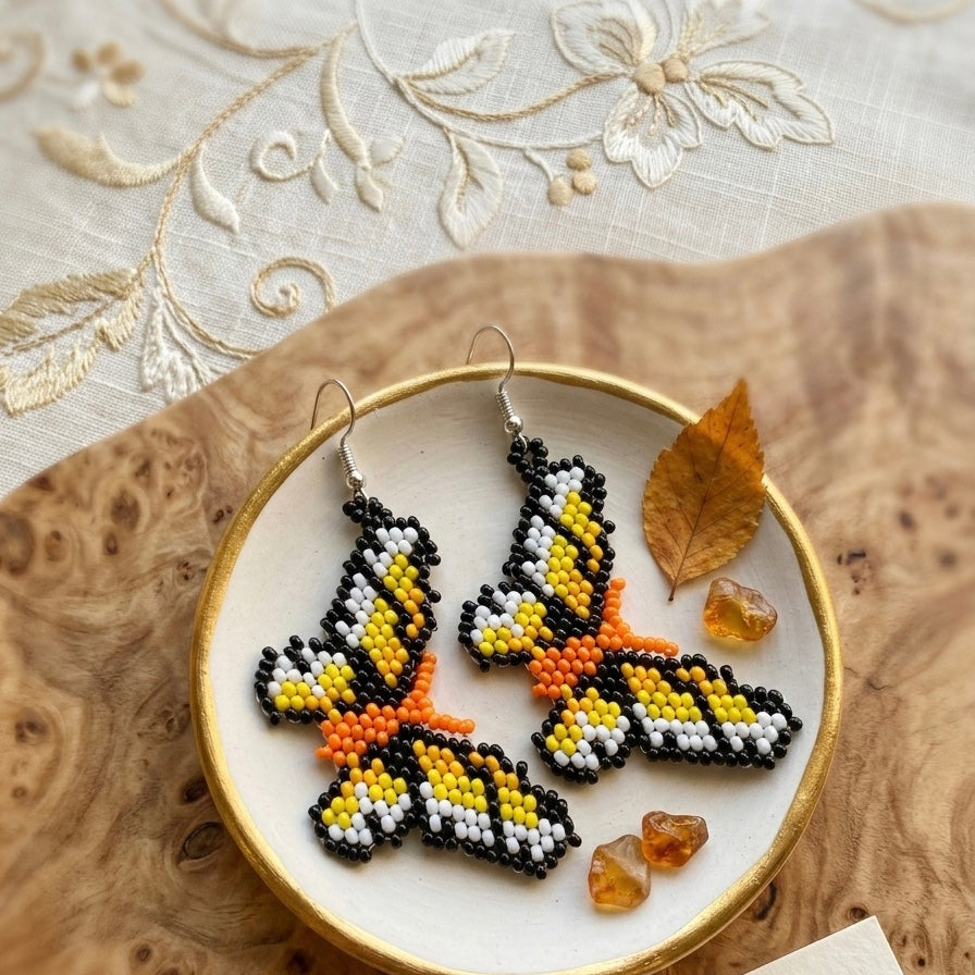 Boucles d'oreilles papillon perlées orange et blanches