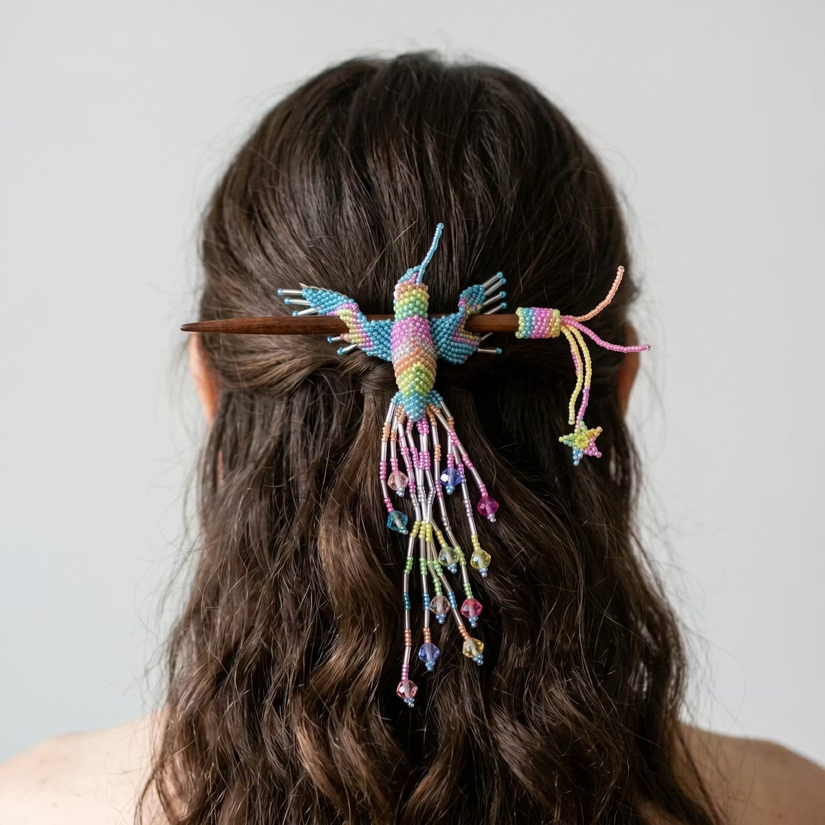 Pic à cheveux orné d'un colibri bleu et de perles