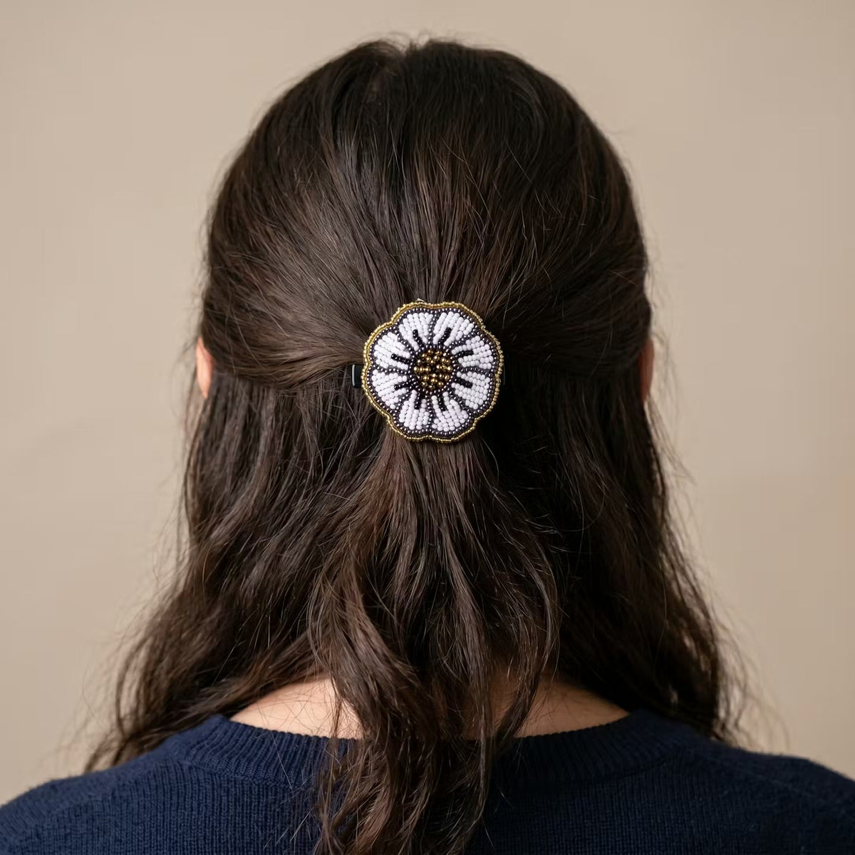 Barrette fleur perlée dorée