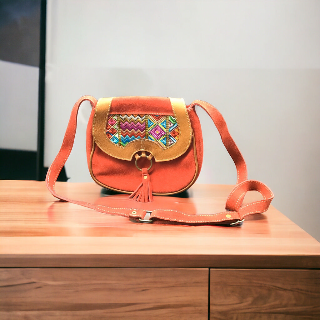 Sac bandoulière en cuir rouge brodé