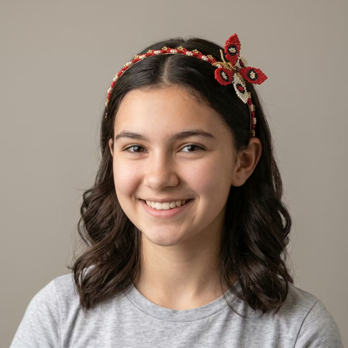 Bandeau orné de perles avec papillon rouge