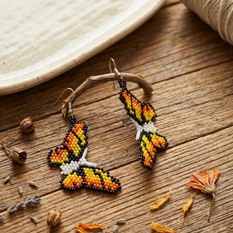 Boucles d'oreilles papillon en perles orange et blanches