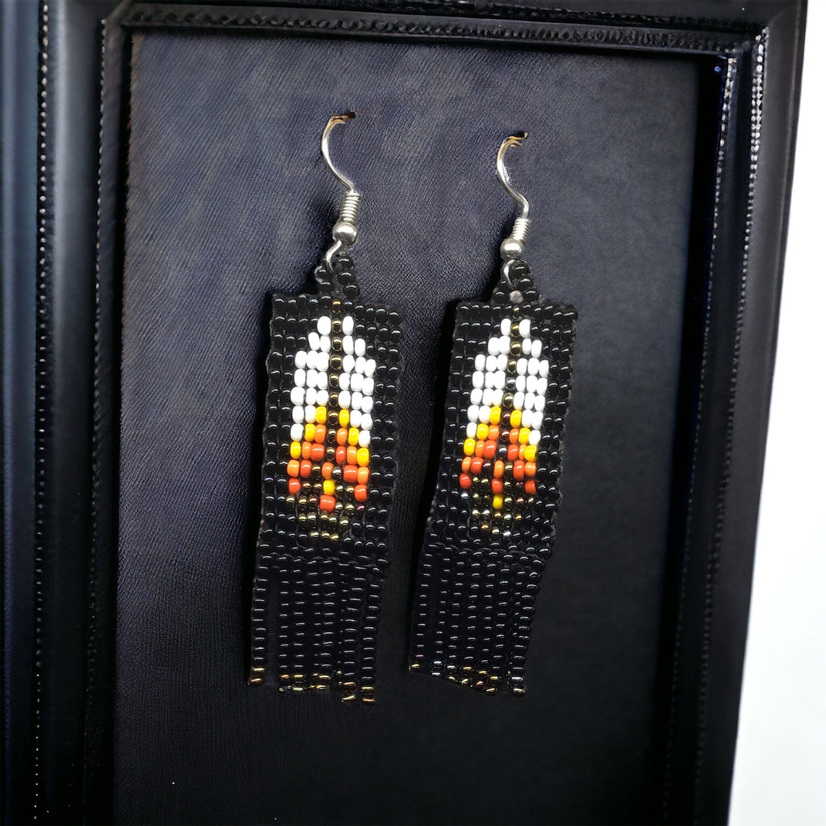 Boucles d'oreilles Oldtribes™ à plumes noires perlées
