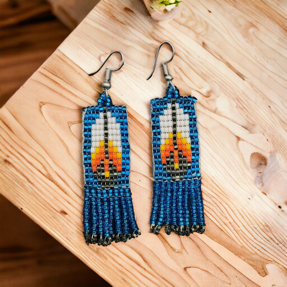 Boucles d'oreilles Oldtribes™ à plumes et perles bleu électrique