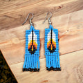 Boucles d'oreilles Oldtribes™ en plumes et perles bleues claires