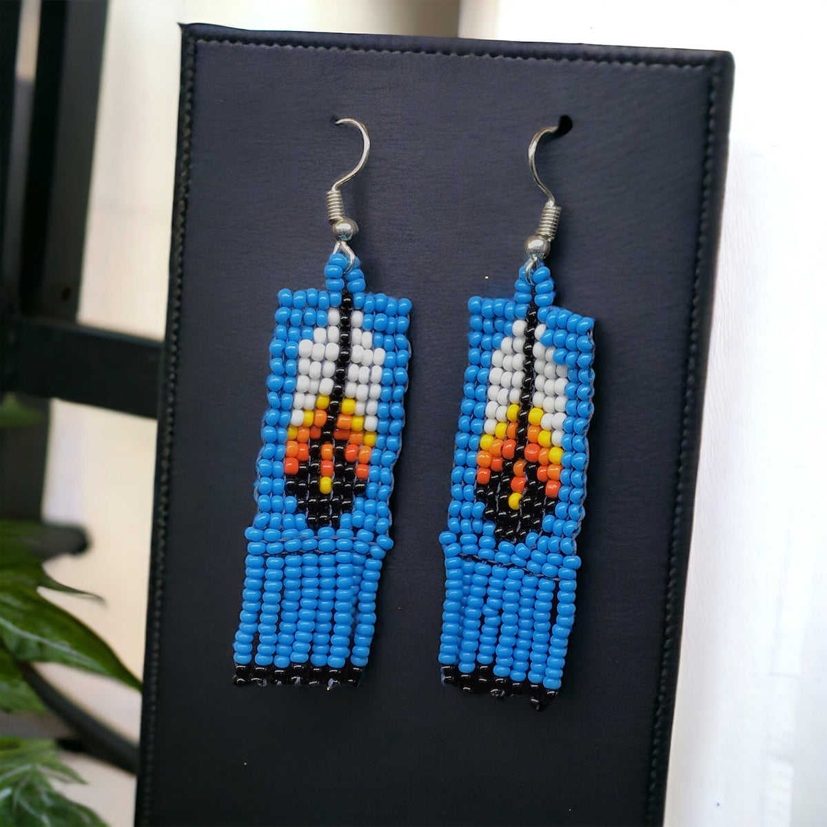Boucles d'oreilles Oldtribes™ en plumes et perles bleues claires