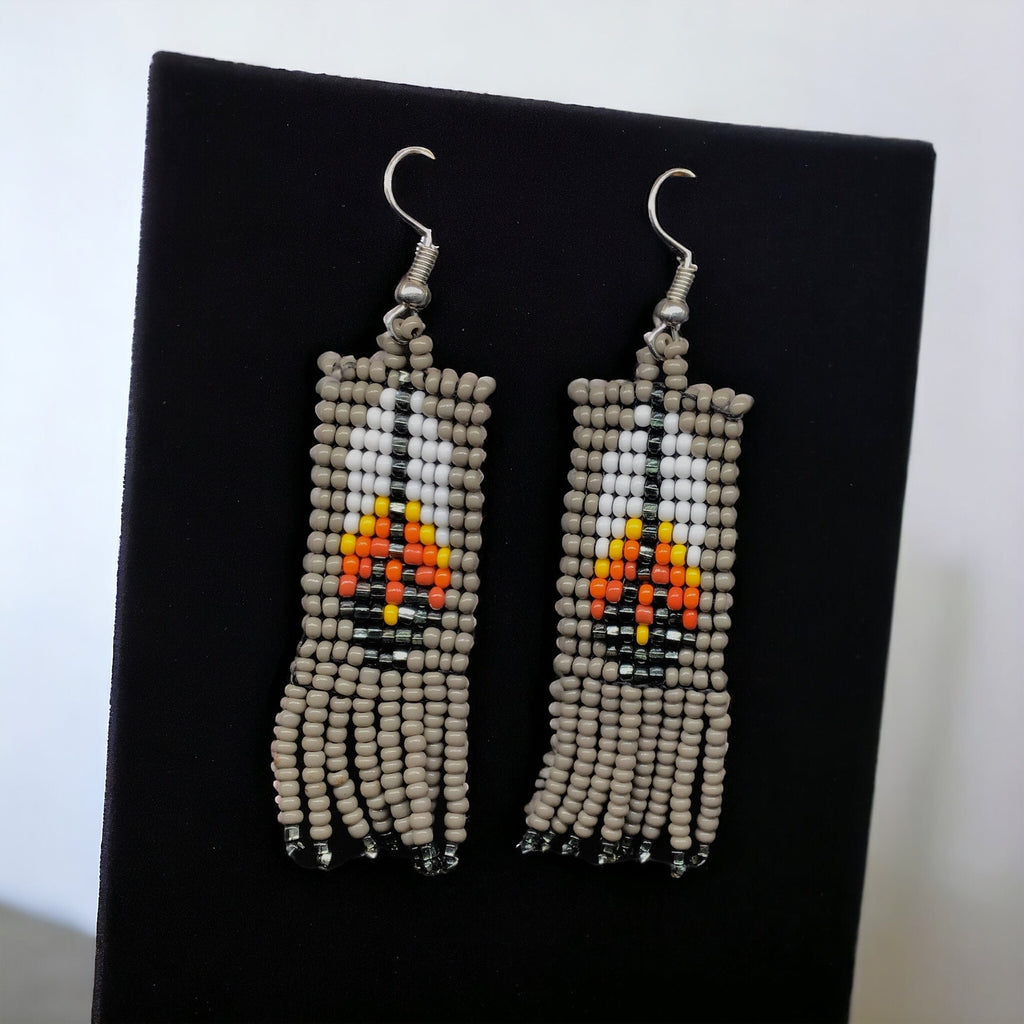 Boucles d'oreilles Oldtribes™ à plumes et perles grises