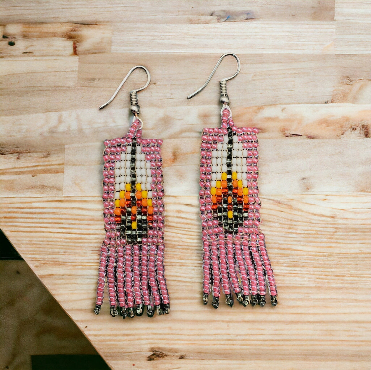 Boucles d'oreilles Oldtribes™ à plumes et perles, rose clair