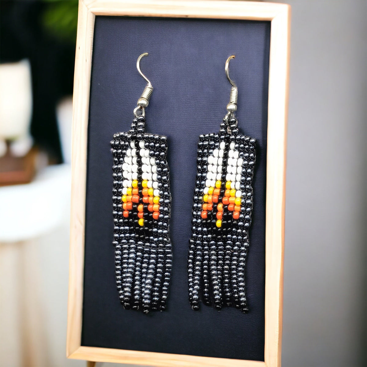 Boucles d'oreilles Oldtribes™ pendantes électriques à plumes noires perlées