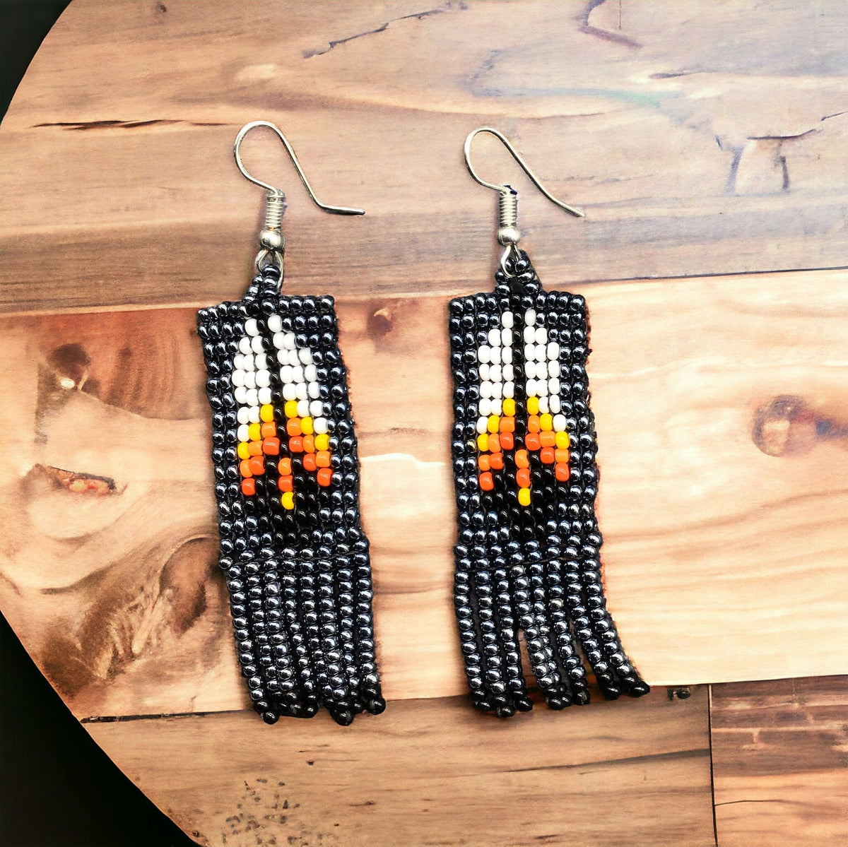 Boucles d'oreilles Oldtribes™ pendantes électriques à plumes noires perlées