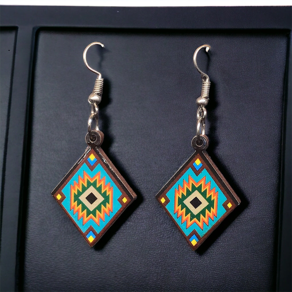 Boucles d'oreilles en bois turquoise et vert peint OLDTRIBES™ avec forme de losange