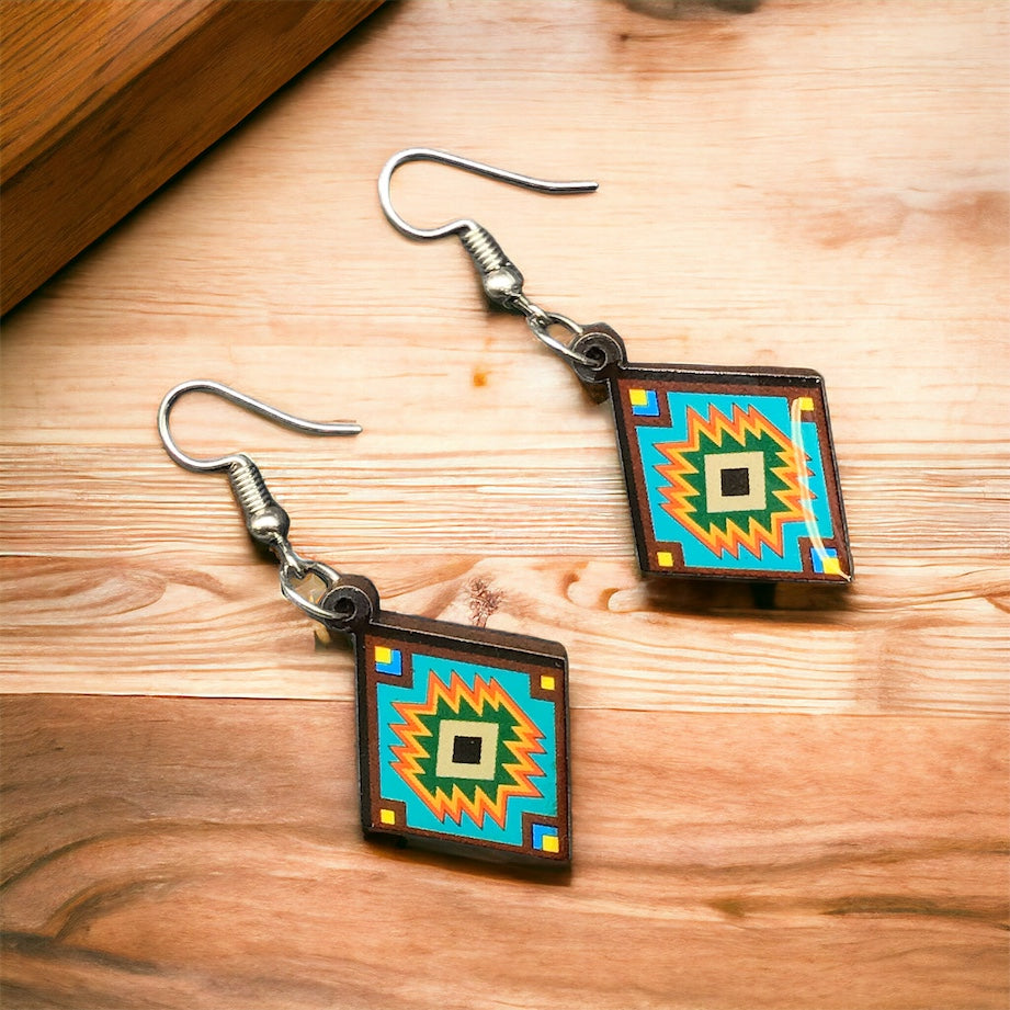 Boucles d'oreilles en bois turquoise et vert peint OLDTRIBES™ avec forme de losange