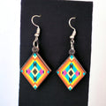 Boucles d'oreilles en bois peintes rouges et vertes OLDTRIBES™ en forme de losange