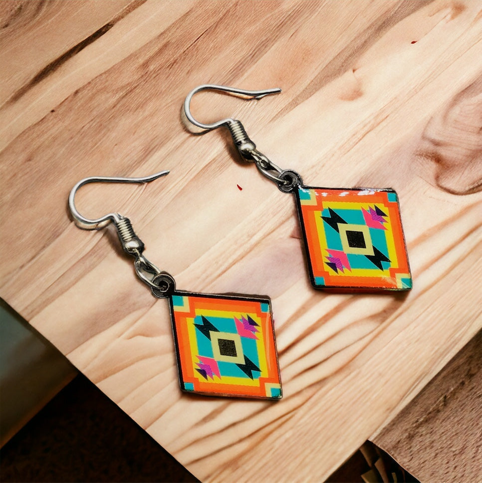 Boucles d'oreilles en bois peintes rouges et vertes OLDTRIBES™ en forme de losange