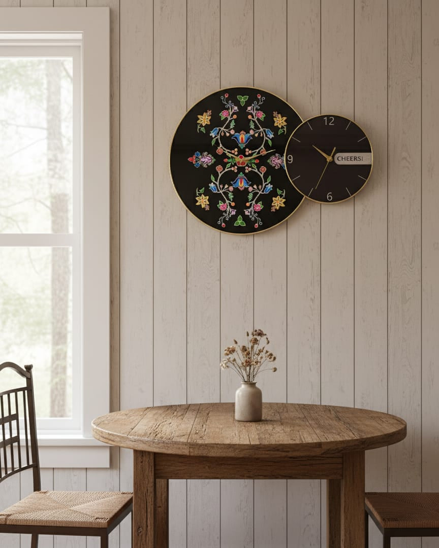 Horloge murale noire "Blossomed Flower"