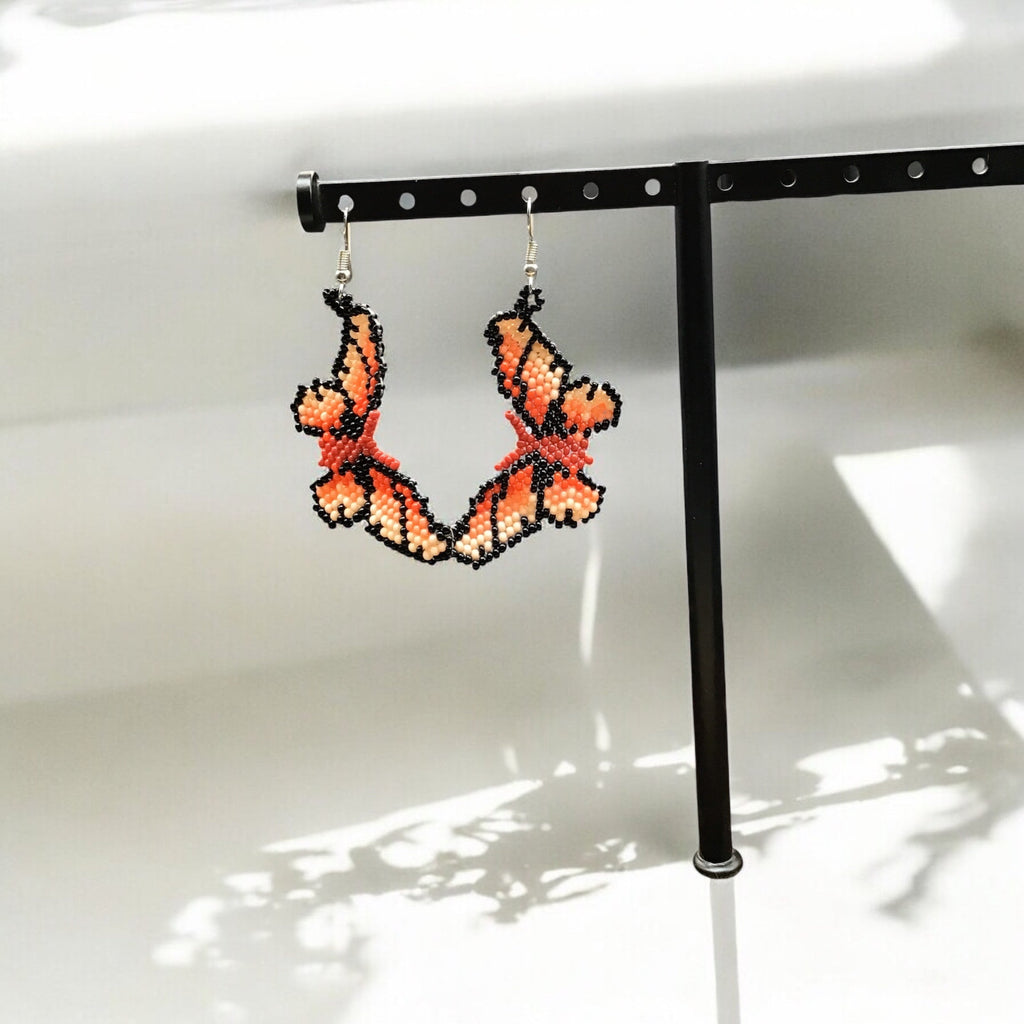 Boucles d'oreilles papillon rouges perlées