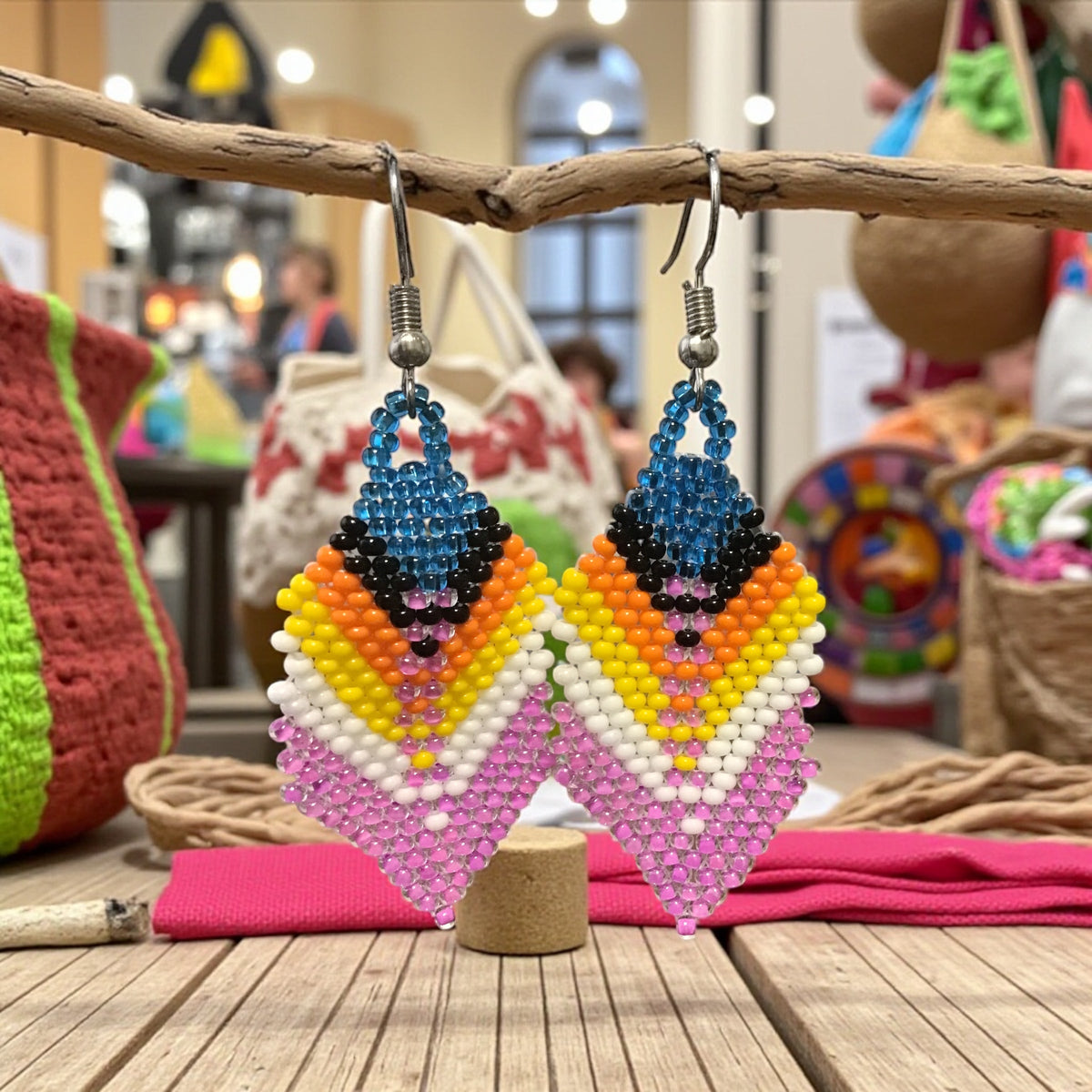 Boucles d'oreilles pendantes à plumes et perles OldTribes™ célestes et violet clair