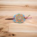 Barrette de style amérindien, ornée d'accents orange et bleus
