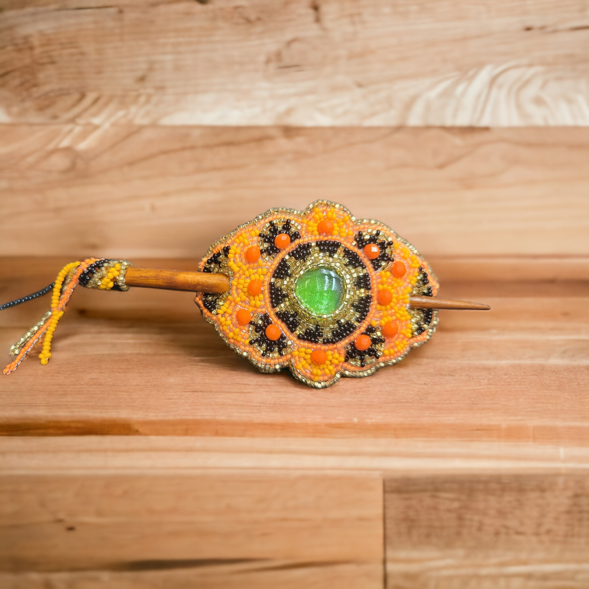 Barrette de style amérindien, avec des accents orange et noirs