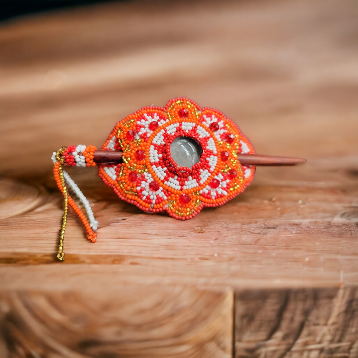 Barrette de style amérindien, avec des accents orange et rouge