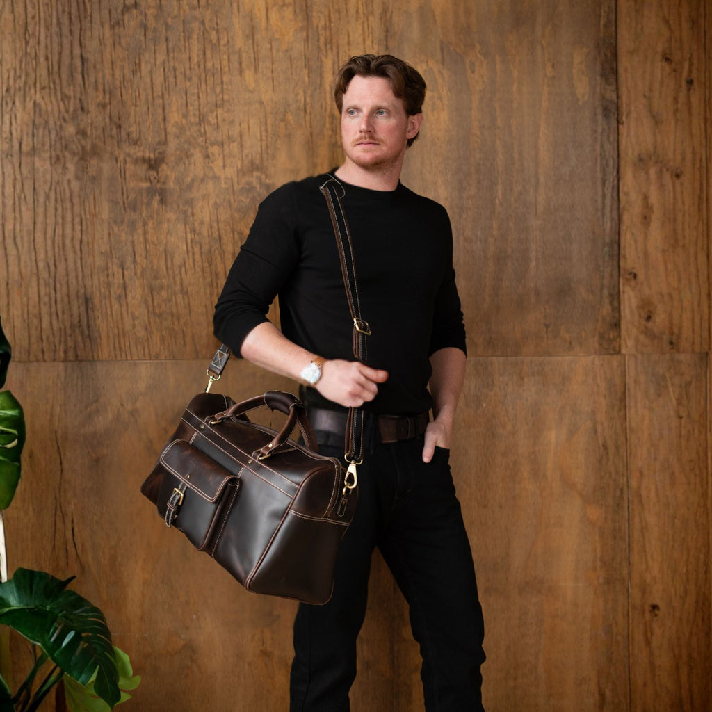Le sac de voyage The Voyager Duffle en cuir pleine fleur vieilli marron