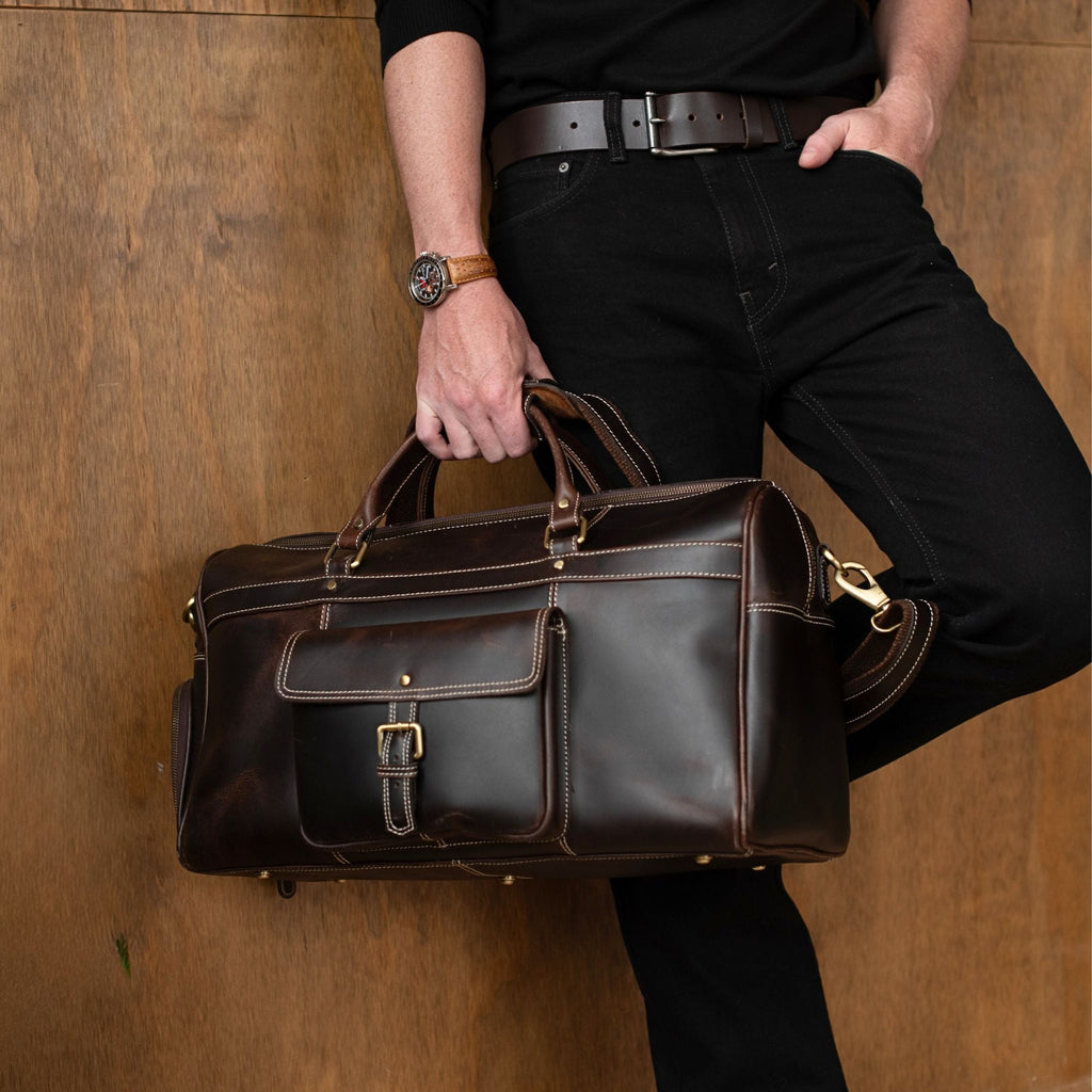 Le sac de voyage The Voyager Duffle en cuir pleine fleur vieilli marron