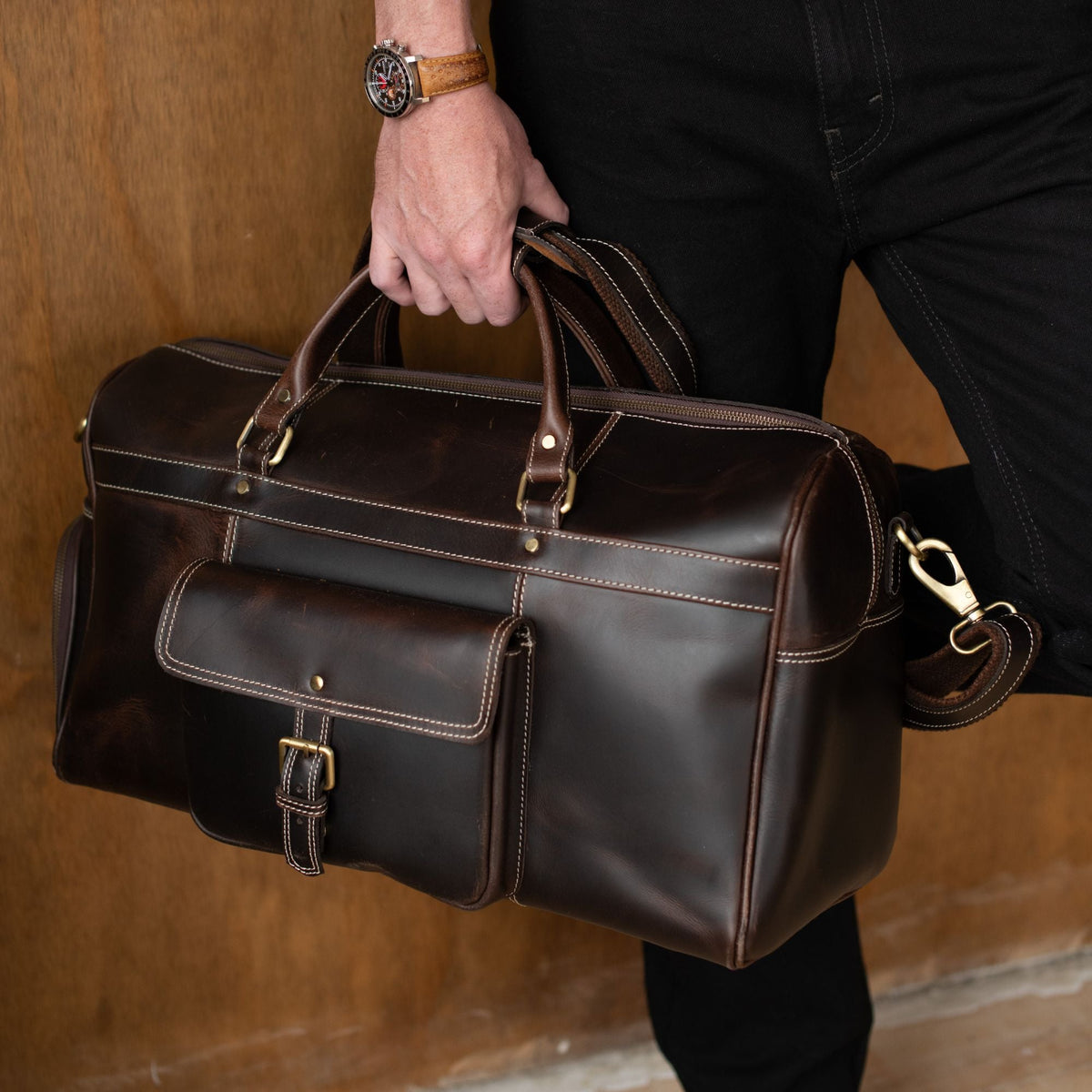 Le sac de voyage The Voyager Duffle en cuir pleine fleur vieilli marron