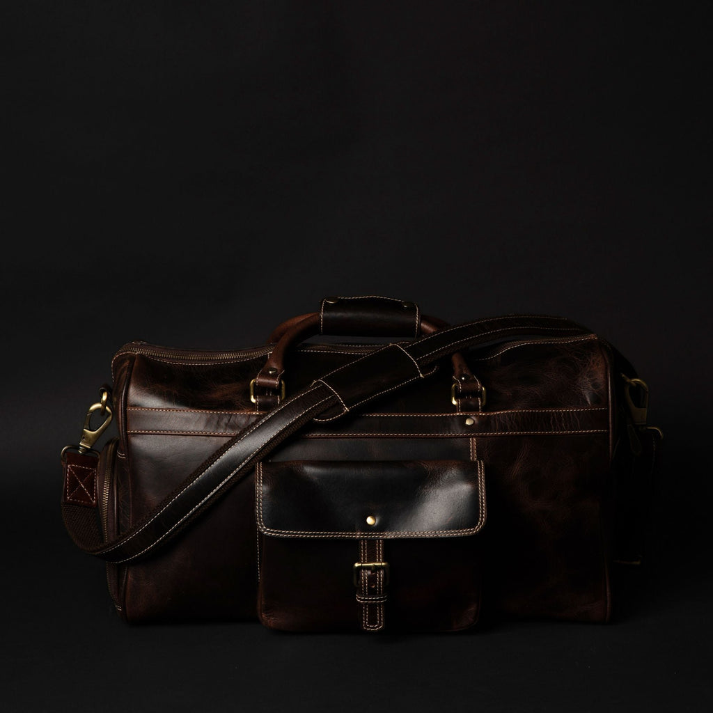 Le sac de voyage The Voyager Duffle en cuir pleine fleur vieilli marron